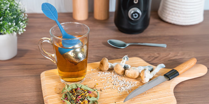 Taikasieniteen juominen Drinking Magic Mushroom Tea