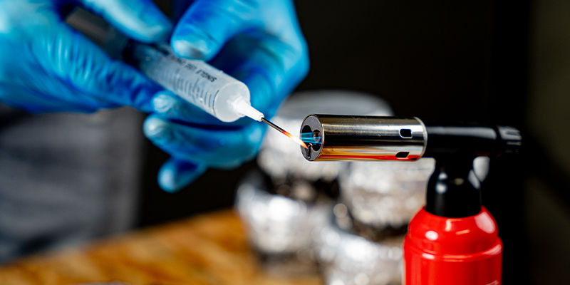 Steriloi neula liekissä, kunnes se hehkuu punaisena PF tek sterilise the needle with a flame until it’s red hot