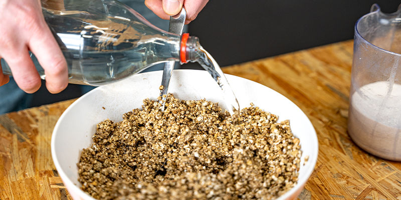 Kaada vettä vermikuliitin päälle ja kostuta se PF tek Pour water over the vermiculite to wet it