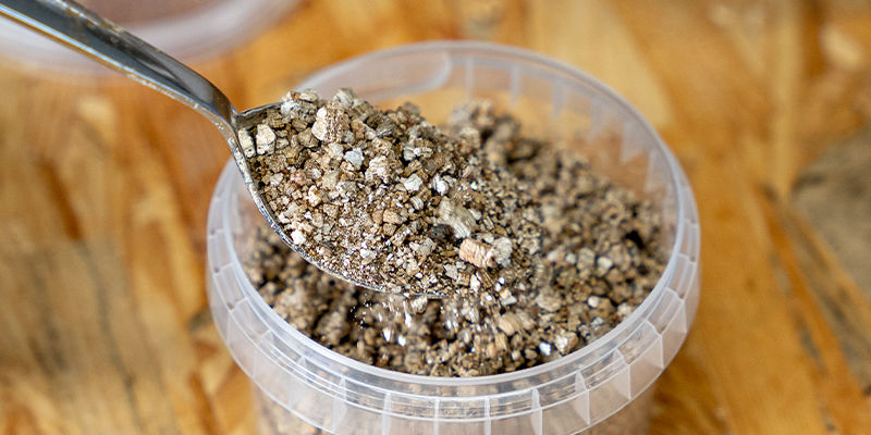 Täytä ylin 1 cm kuivalla vermikuliitilla PF tek Fill the top 1cm with dry vermiculite