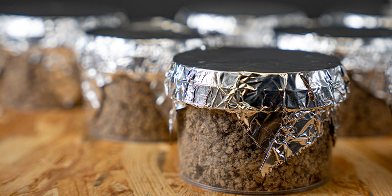 Ota alumiinifoliosta neliö ja taita se kannen päälle PF tek Take a square of aluminium foil and fold it over the lid