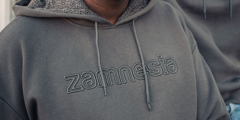 Zamnesia brodeerattu huppari, harmaa