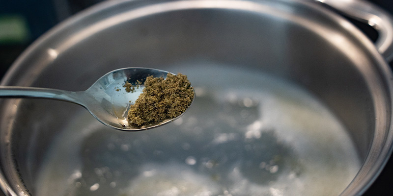 Lisää chai-mausteseos voi/vesi/kannabis-seokseen Lisää chai-mausteseos voi/vesi/kannabis-seokseen