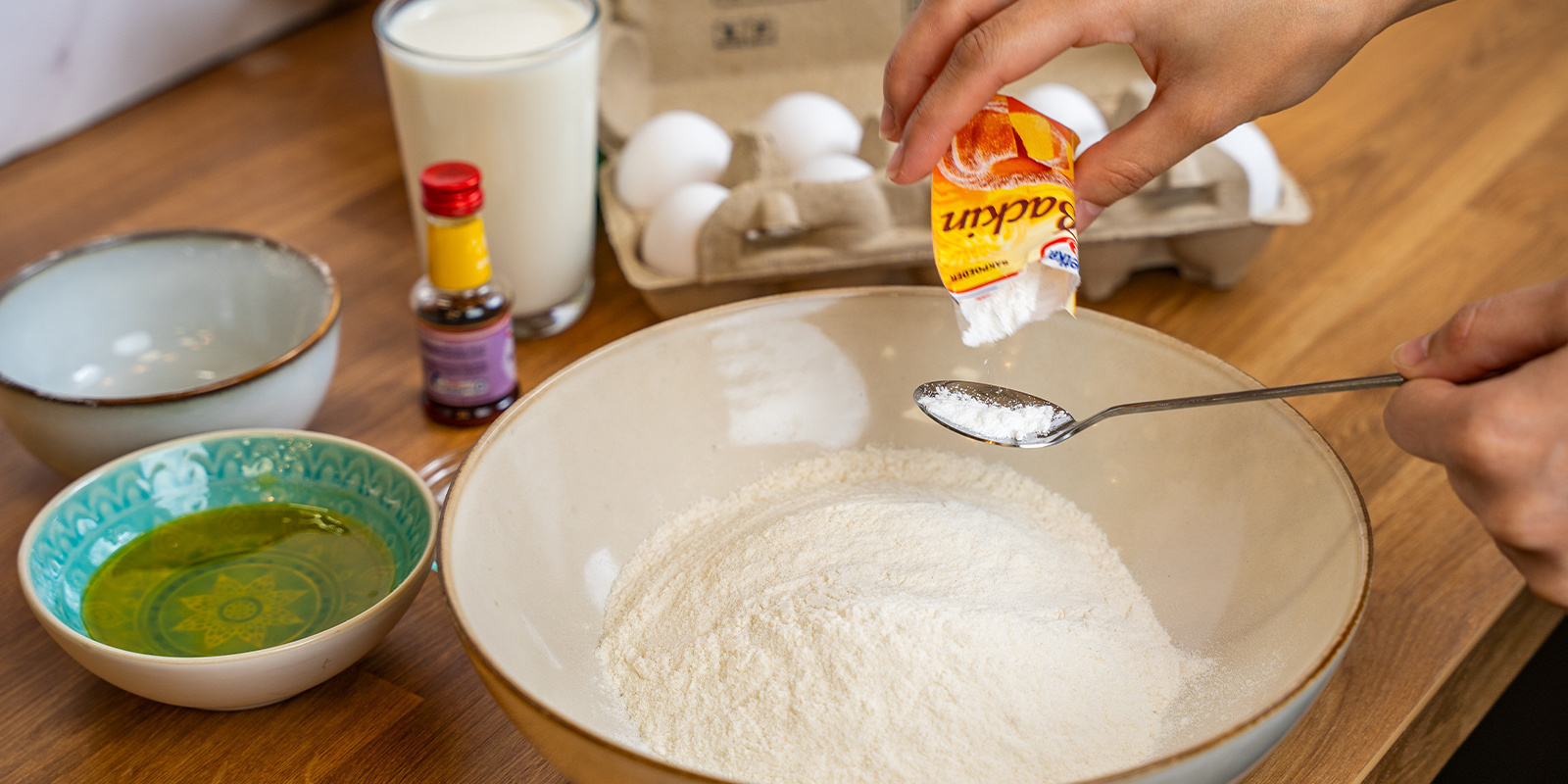 Sekoita kuivat aineet Combine the dry ingredients