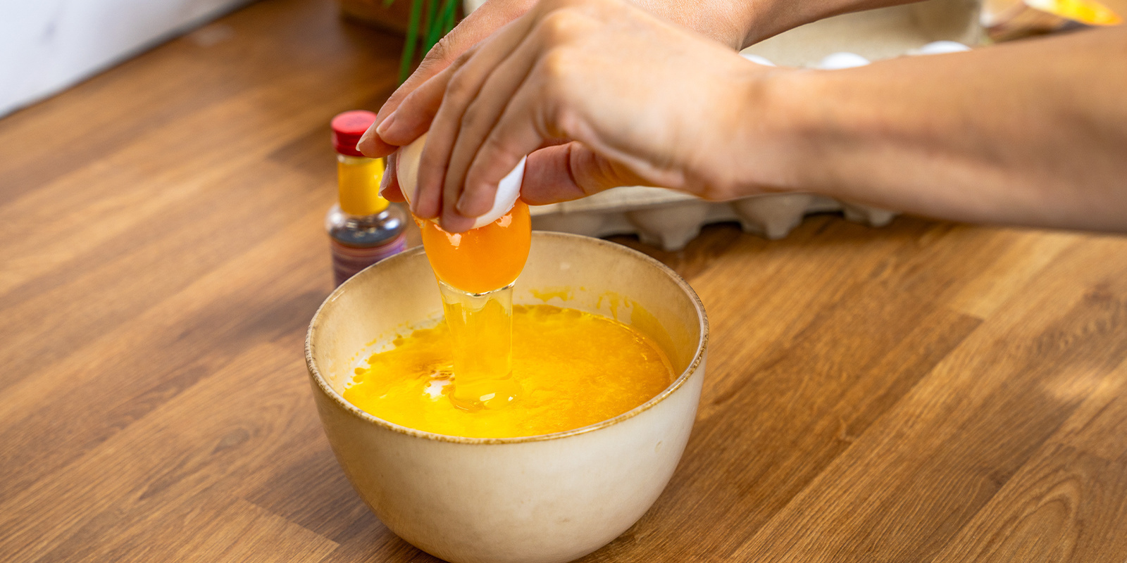Vatkaa yhteen maito, munat ja sulatettu cannabutter (tai öljy) Whisk together the milk, eggs, and melted cannabutter (or oil)