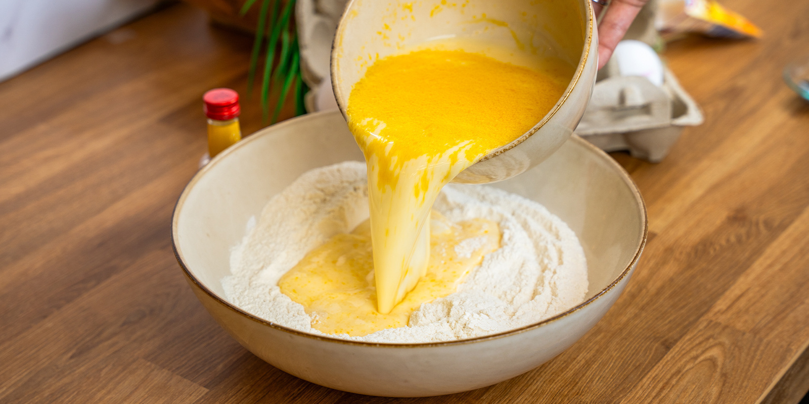 Yhdistä märät ja kuivat aineet Combine the wet and dry ingredients