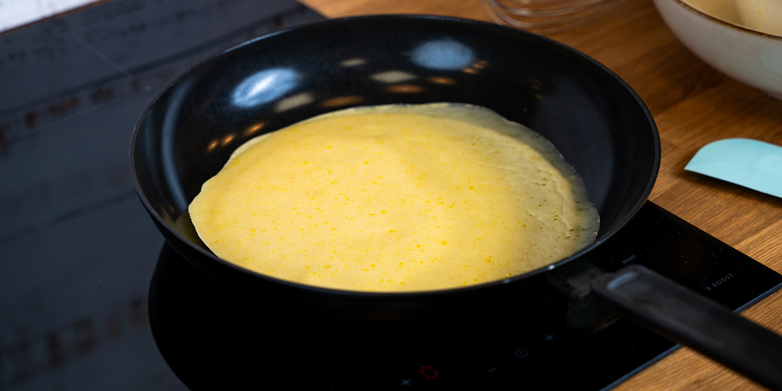 Kaada taikinaa pannulle kauhalla Use the soup ladle to pour pancake batter into the pan