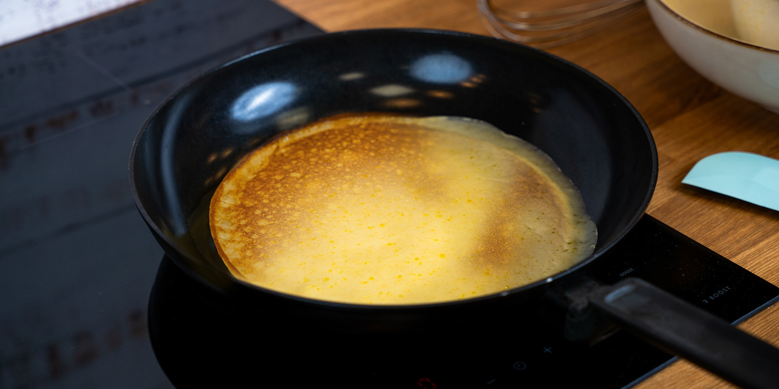 Käännä pannukakut, kun pintaan alkaa muodostua kuplia Flip your pancakes once bubbles start to form in the batter