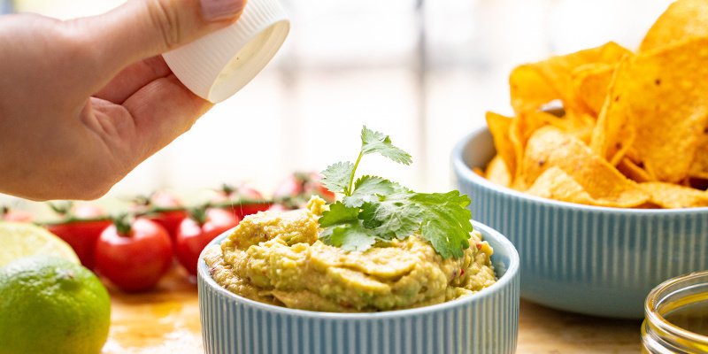 Lusikoi guacamole tarjoilukulh<hoon Scoop Out Your Guac Into A Serving Bowl