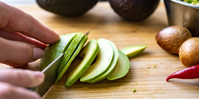 Aloita poistamalla avokadoista kuoret ja kivet ja leikkaa ne viipaleiksi Begin By Removing The Skin And Seeds From The Avocados, And Cut Them Into Slices
