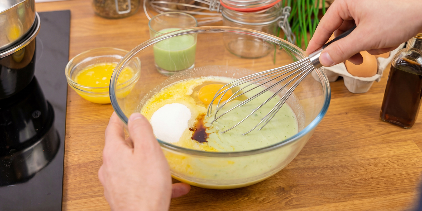 Sekoita märät ainekset Mix the wet ingredients