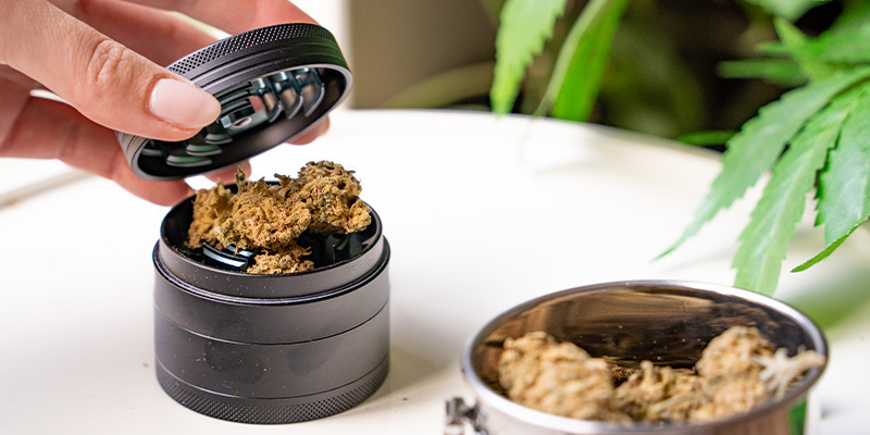 Ensin, jauha kannabis mahdollisimman hienoksi Ensin, jauha kannabis mahdollisimman hienoksi