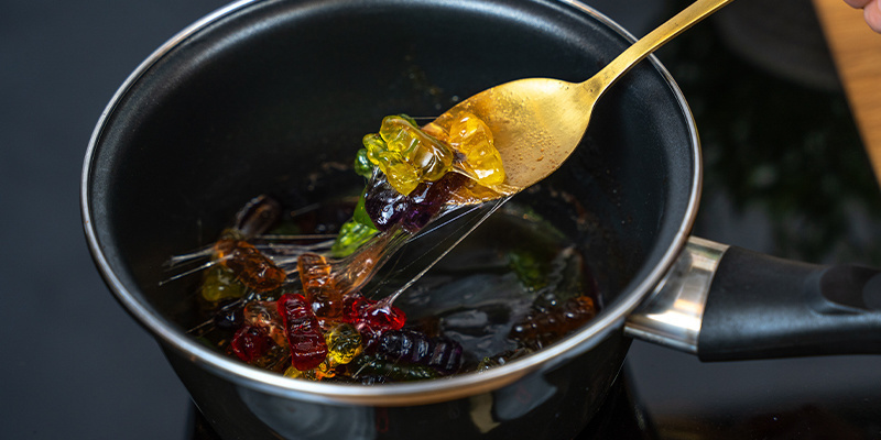 Sulata purukumit: laita kaupasta ostetut nallekarkit kattilaan miedolle lämmölle. Melt The Gummies: Place The Store-Bought Gummy Bears In A Saucepan Over Low Heat.