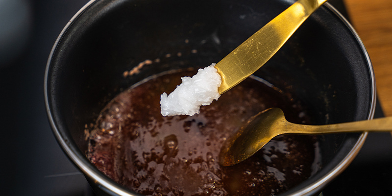 Lisää kannabisöljy: lisää sulaneiden karkkien joukkoon hitaasti kannabiksella infusoitua kookosöljyä. Add Cannabis Oil: Slowly Add The Cannabis-Infused Coconut Oil To The Melted Gummies