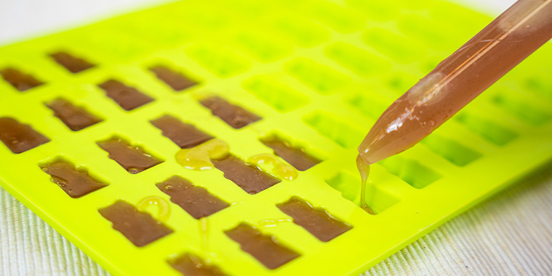 Muotoile purukumit: täytä silikonimuotit seoksella tiputtimen tai pipetin avulla. Mould The Gummies: Using A Dropper Or Pipette, Fill The Silicone Moulds With The Gummy Mixture