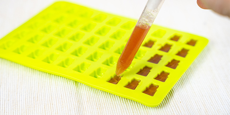 Valuta muotteihin: Täytä silikonimuotit seoksella varovasti pipetillä tai tiputtimella Valuta muotteihin: Täytä silikonimuotit seoksella varovasti pipetillä tai tiputtimella