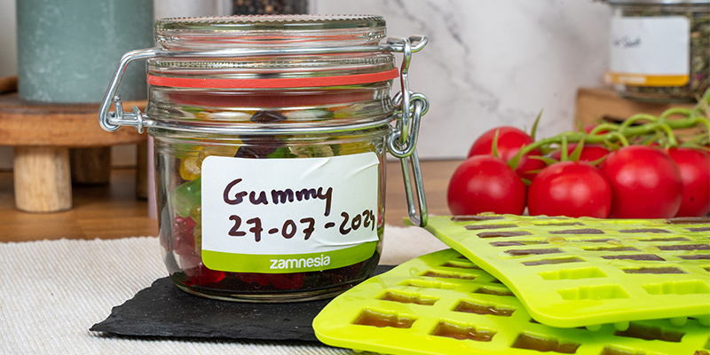 Irrota ja säilytä: irrota purukumit muoteista ja säilytä ne ilmatiiviissä rasiassa jääkaapissa. Remove And Store: Remove The Gummies From The Moulds And Store Them In An Airtight Container In The Fridge