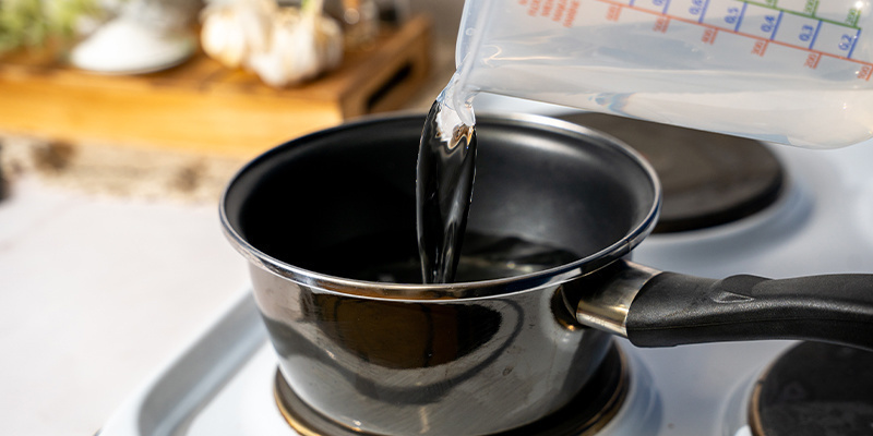 Kaada kattilaan 500 ml vettä ja nosta se liedelle. Kaada kattilaan 500 ml vettä ja nosta se liedelle.