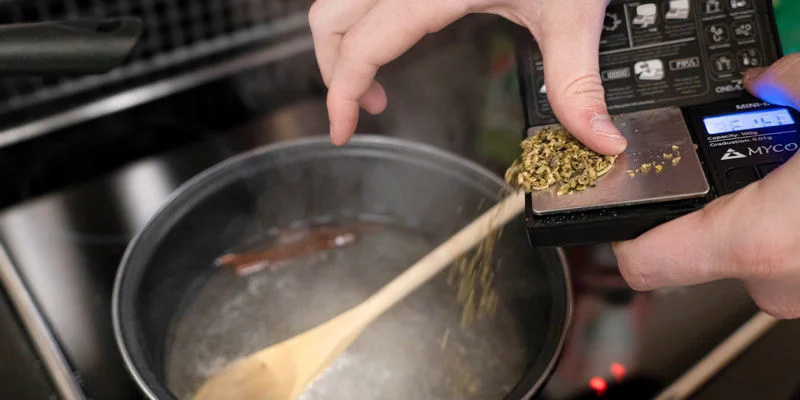 Lisää dekarboksyloitu kannabis kattilaan ja hauduta miedolla lämmöllä 20 minuuttia sekoittaen välillä. Add the decarboxylated cannabis to the saucepan and simmer on low heat for 20 minutes, stirring occasionally.