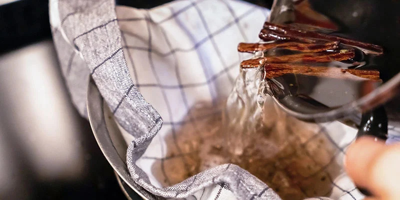 Sekoita joukkoon kasviglyseriini ja jatka hauduttamista vielä 5–7 minuuttia. Mix in the vegetable glycerine and continue to simmer for another 5–7 minutes.