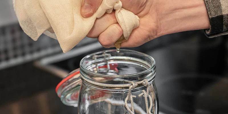 Kaada suodatettu siirappi puhtaaseen pulloon tai purkkiin. Pour the filtered syrup into a clean bottle or jar.