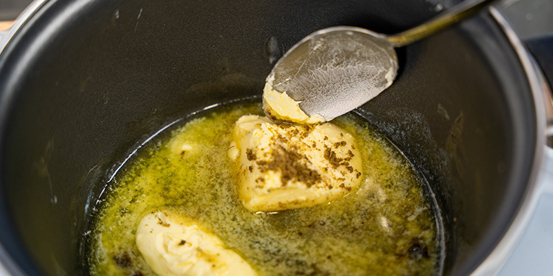 Kuumenna kookosöljy tai voi pannulla miedolla–keskilämmöllä. Kuumenna kookosöljy tai voi pannulla miedolla–keskilämmöllä.