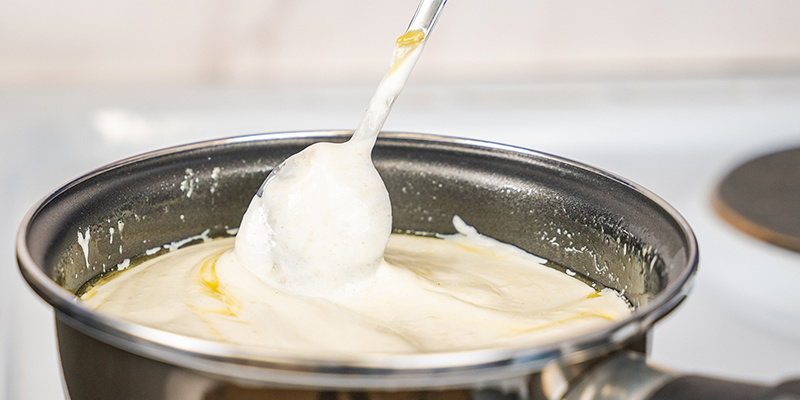 Sammuta seuraavaksi liesi ja lisää pannulle valitsemasi jogurtti. Sammuta seuraavaksi liesi ja lisää pannulle valitsemasi jogurtti.