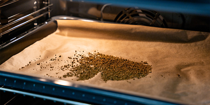 Jauha kannabiskukinto keskikarkeaksi, levitä se leivinpaperilla vuoratulle pellille ja dekaboksyloi uunissa 30–45 minuuttia Grind Your Cannabis Flower To A Medium Consistency, Spread It Out On A Lined Baking Sheet, And Decarb In The Oven For 30–45 Minutes