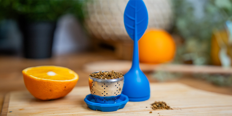 Pakkaa dekaboksyloitu kukinto yrtti-/maustehaudukkeeseen tai teepusseihin Pack The Decarbed Flower Into A Herb/spice Infuser Or Into Tea Bags