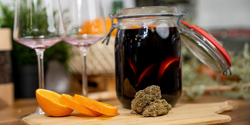 Lämmitä maustettu kannabisviini uudelleen kaatamalla se isoon kattilaan ja kuumentamalla kuumaksi To Reheat Your Mulled Cannabis Wine, Pour It Into A Large Pot And Heat It Until Hot