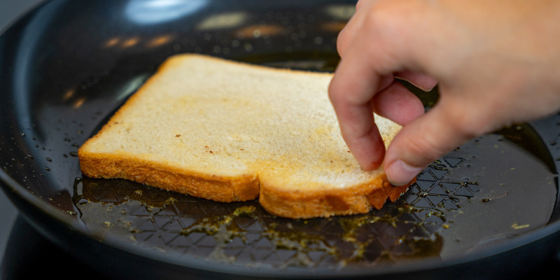Nosta viipaleet pannulle ja paista, kunnes ne ovat kullanruskeita molemmin puolin. Nosta viipaleet pannulle ja paista, kunnes ne ovat kullanruskeita molemmin puolin.
