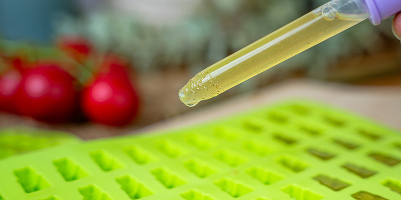 Kaada seos silikonimuotteihin karkkipipetillä tai lusikalla Kaada seos silikonimuotteihin karkkipipetillä tai lusikalla