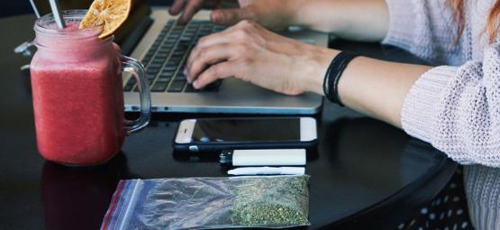 Opas kannabiksen huomaamattomaan polttamiseen työpaikalla