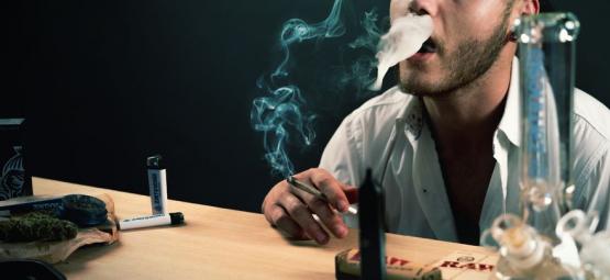 Nostaako kannabissavun pidättäminen päätä enemmän?