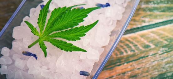 Kuinka valmistat kannabissuolaa helppoihin syötäviin